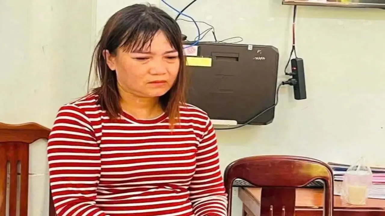 Trốn thi hành án tù, người phụ nữ bị áp giải vào trại giam