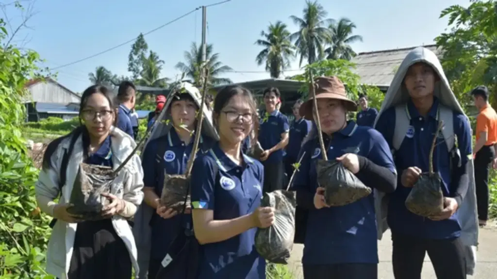 Trồng 1.000 cây bần chống sạt lở bờ sông