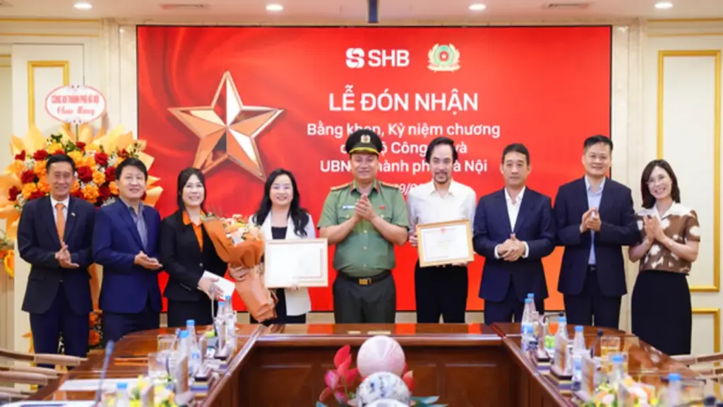 Từ cán bộ nhân viên SHB bảo vệ khách hàng đến bằng khen của Bộ Công an