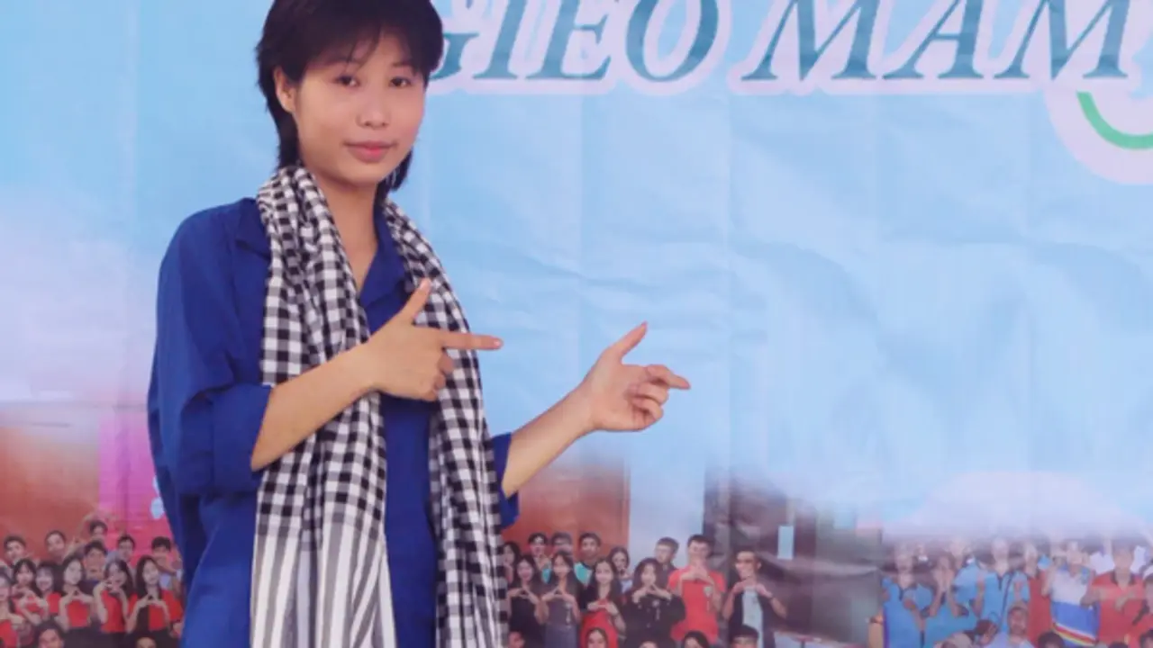 Từ cô bé bế em gửi quán nước ven đường gây xúc động đến giảng đường đại học