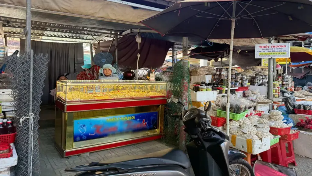 Tủ đầy vàng nằm trong sạp tạm bợ ở chợ, bà chủ nói không sợ mất