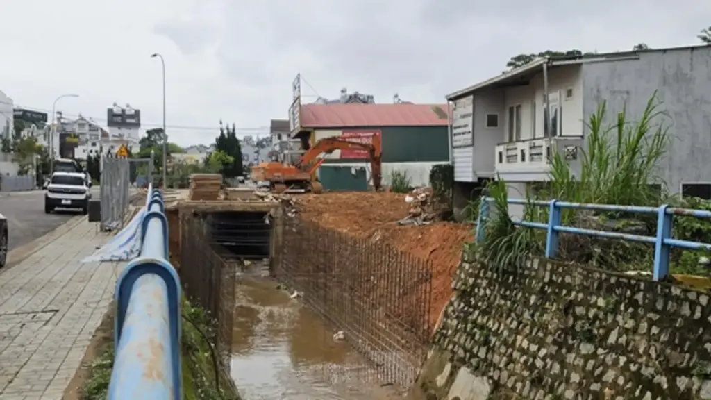 Tự ý phá bờ kè suối ở Đà Lạt để mở rộng công trình không phép