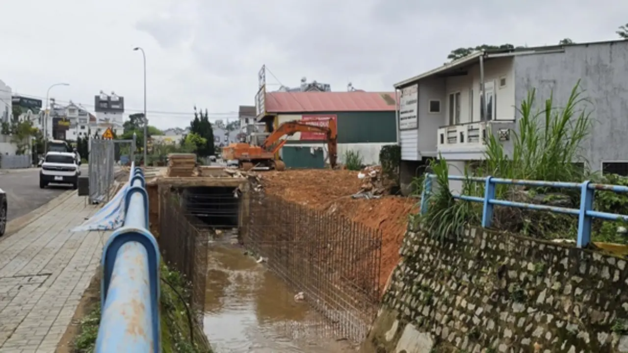 Tự ý phá bờ kè suối ở Đà Lạt để mở rộng công trình không phép
