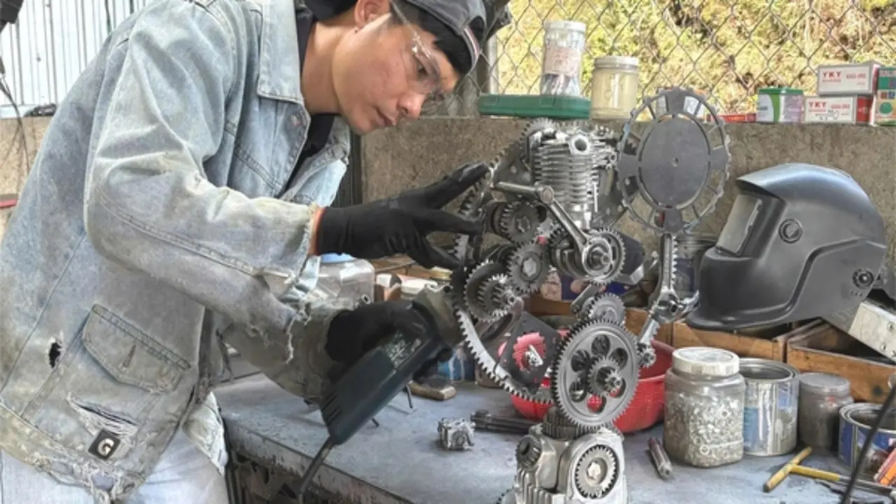 Từng bị chê viển vông, chàng trai biến sắt vụn thành đồng hồ cơ khí độc đáo