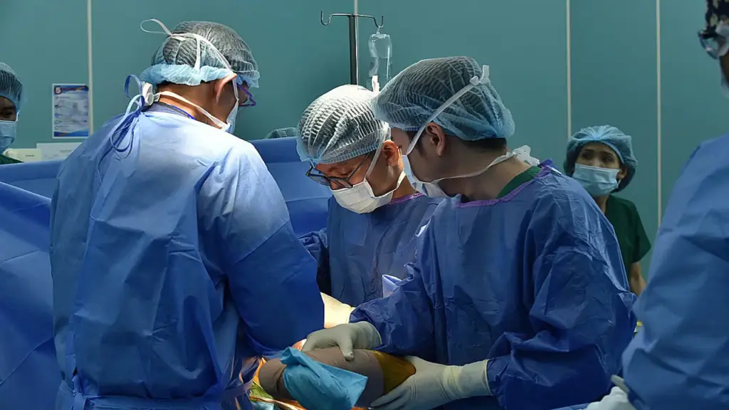 Tuổi đôi mươi đã hỏng khớp háng