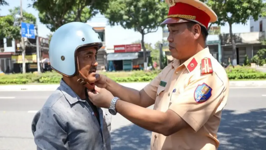 Tưởng bị phạt, người dân Đà Nẵng bất ngờ khi CSGT tặng mũ bảo hiểm