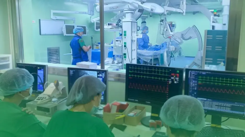 Tưởng đau khớp tuổi già hóa tắc mạch máu hai chân
