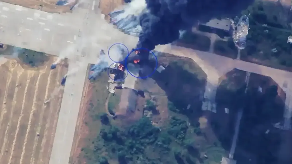 UAV Nga tấn công khiến tiêm kích Ukraine cháy dữ dội