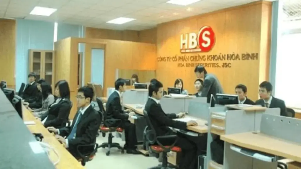 UBCKNN yêu cầu HBS không được tự ý bán hơn 10,2 triệu cổ phiếu trên tài khoản khách hàng