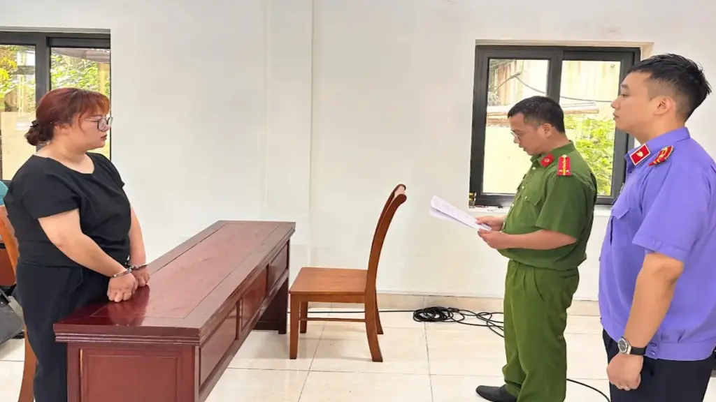 Uống rượu xong, người phụ nữ cầm dao đi chém đối thủ