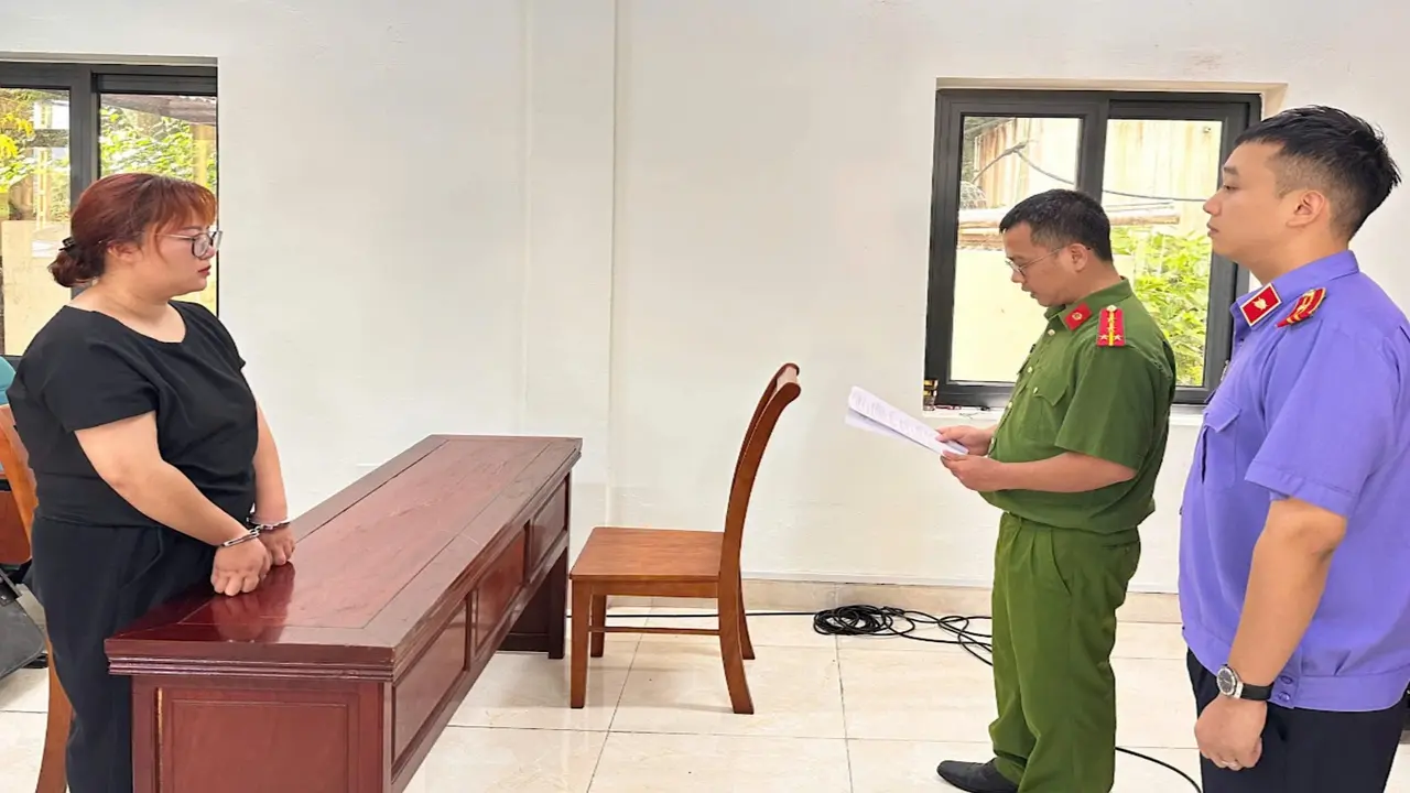 Uống rượu xong, người phụ nữ cầm dao đi chém đối thủ