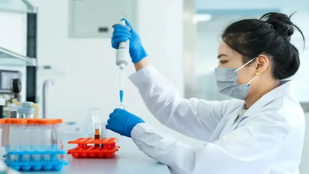 Vaccine đầu tiên trên thế giới được "thiết kế" bằng AI