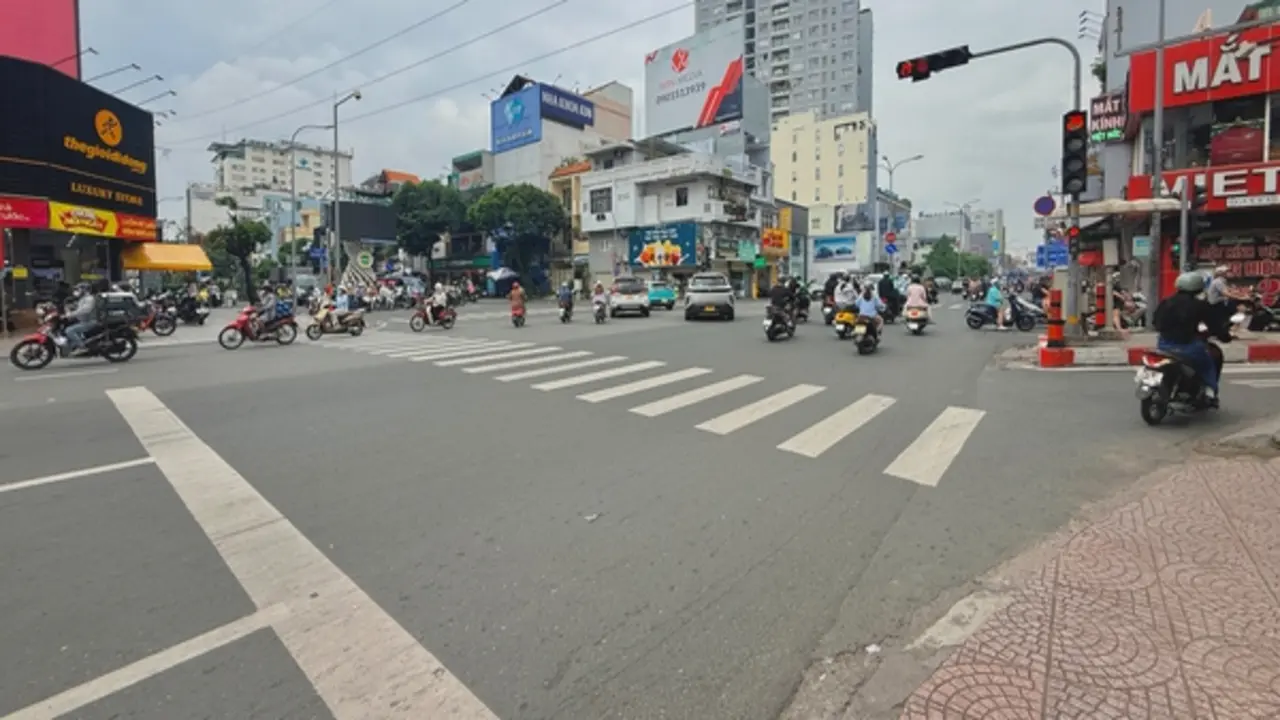 Vạch dừng đèn đỏ nằm trước tiểu đảo được đi hay phải dừng? CSGT giải thích