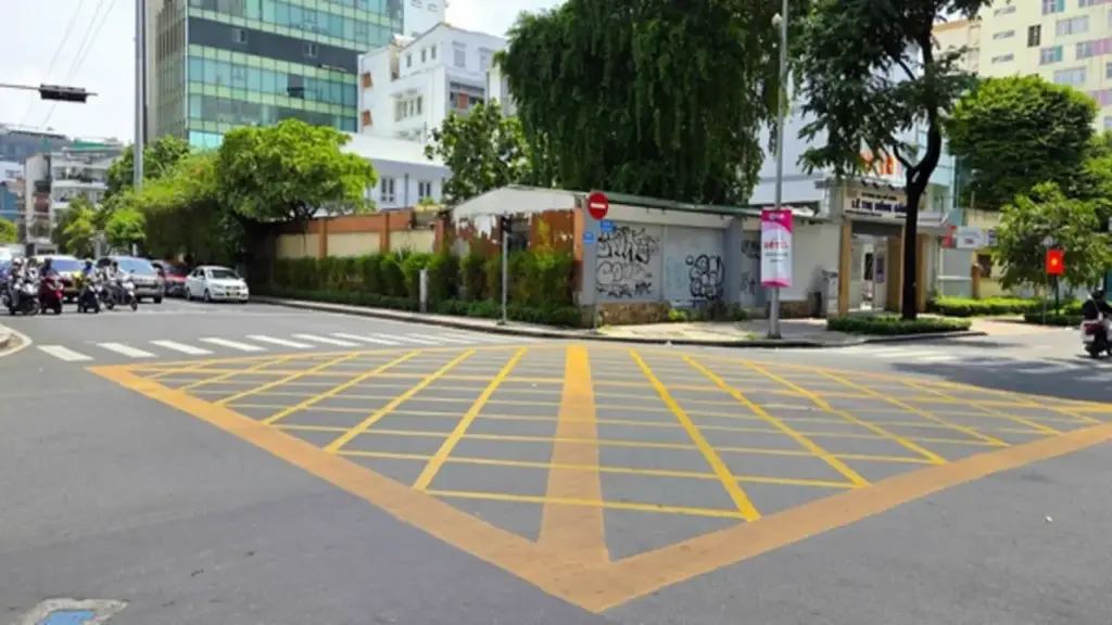 Vạch mắt võng mới kẻ giữa giao lộ TP.HCM có ý nghĩa gì, đi sai có phạt?