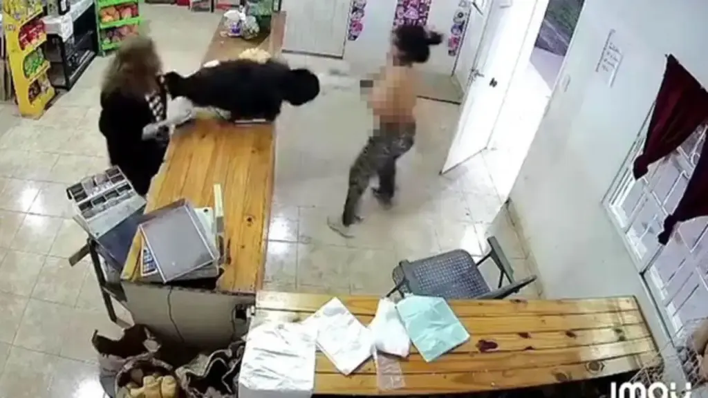 Vào cửa hàng trộm tiền, người phụ nữ bị "lột sạch" áo