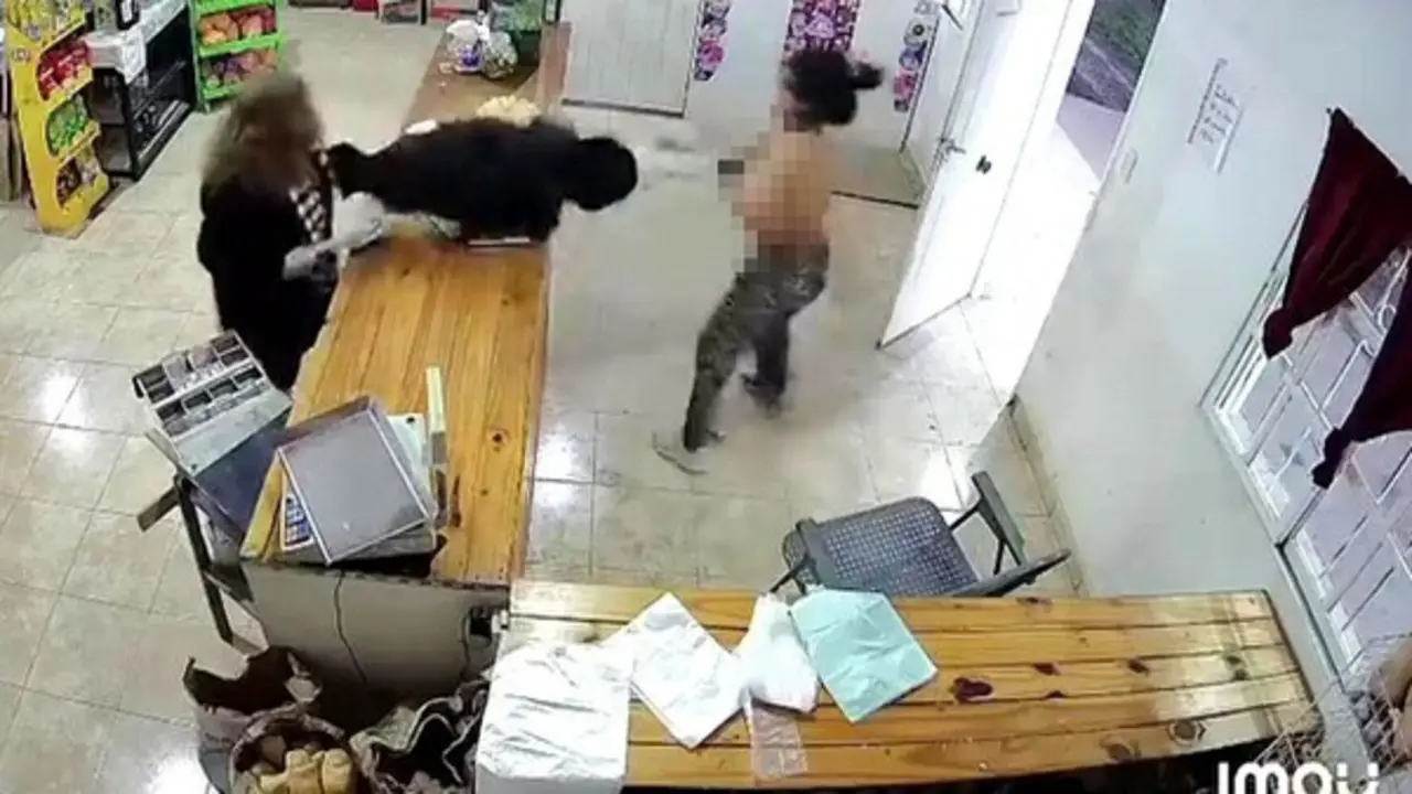Vào cửa hàng trộm tiền, người phụ nữ bị "lột sạch" áo