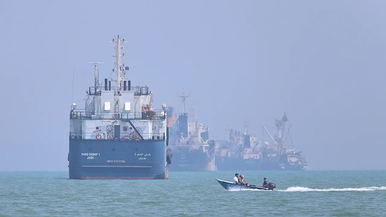 Vệ binh Iran cảnh báo xử lý 'tàu thuyền vượt Hormuz trái phép'