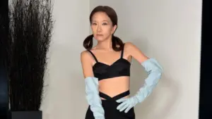 Vera Wang diện váy xuyên thấu, buộc tóc hai bên