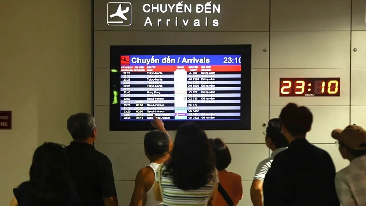 Vì sao chuyến bay delay 4 giờ mới được hoàn tiền vé?