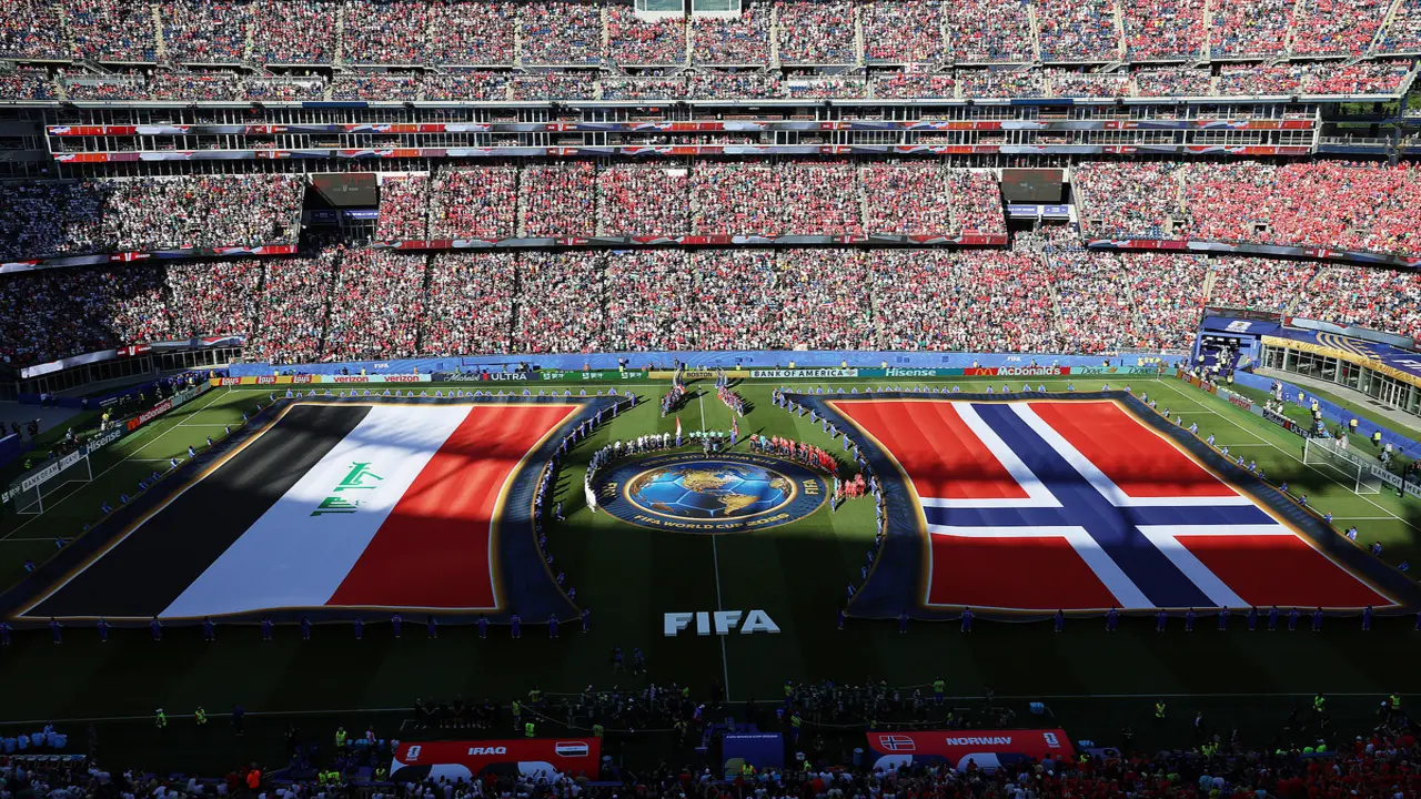 Vì sao cờ Arab Saudi, Iraq không được đặt chạm đất ở World Cup?