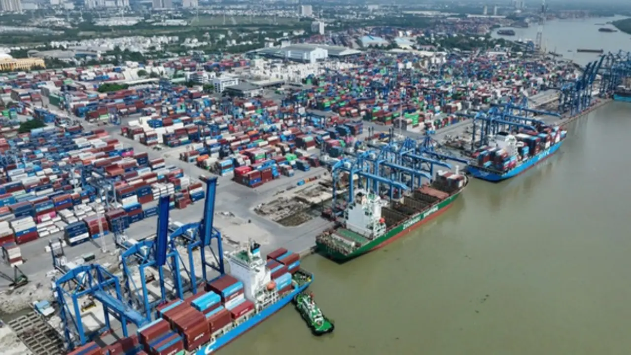 Vì sao cước tàu biển vẫn chưa giảm?