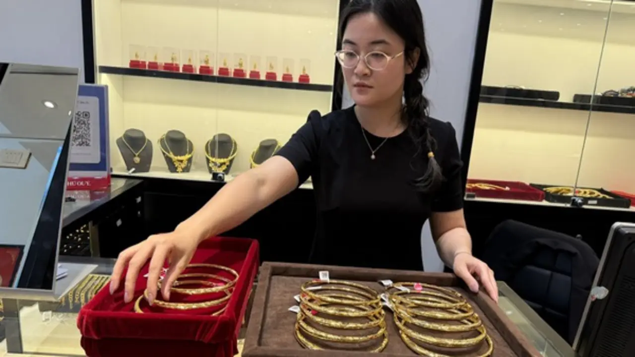 Vì sao giá vàng trong nước 'sập' mạnh dù thế giới lình xình?
