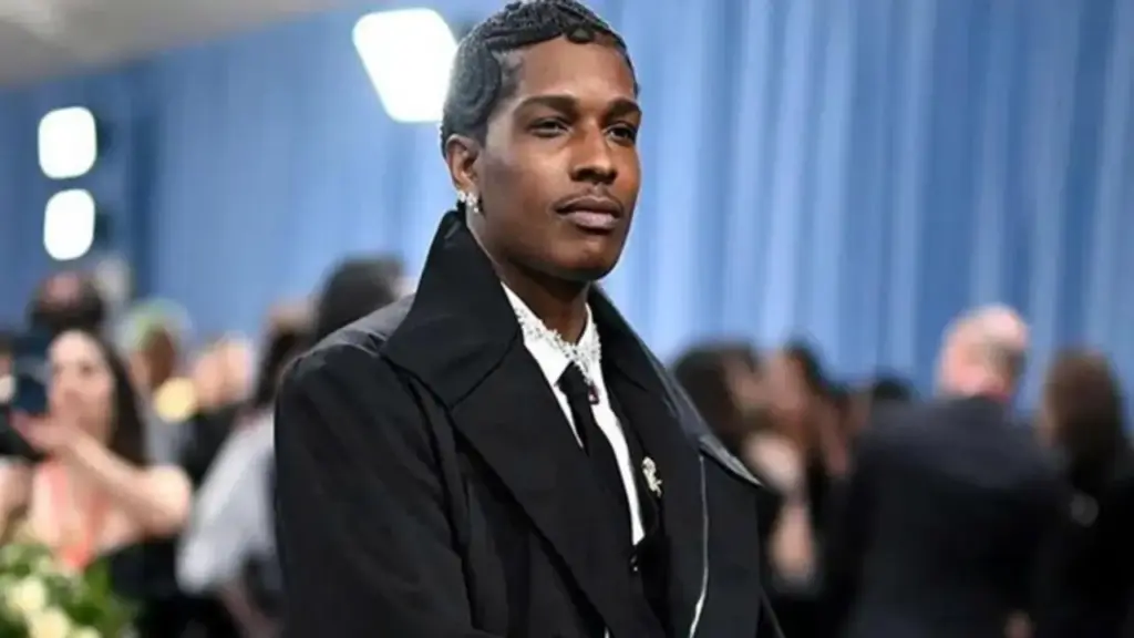 Vì sao hàng loạt người hâm mộ 'cầu xin' Rihanna chia tay bạn trai rapper?