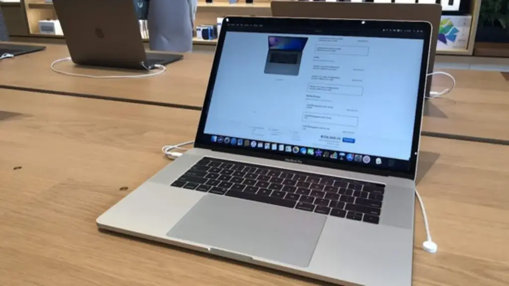 Vì sao MacBook vẫn nói không với màn hình cảm ứng?