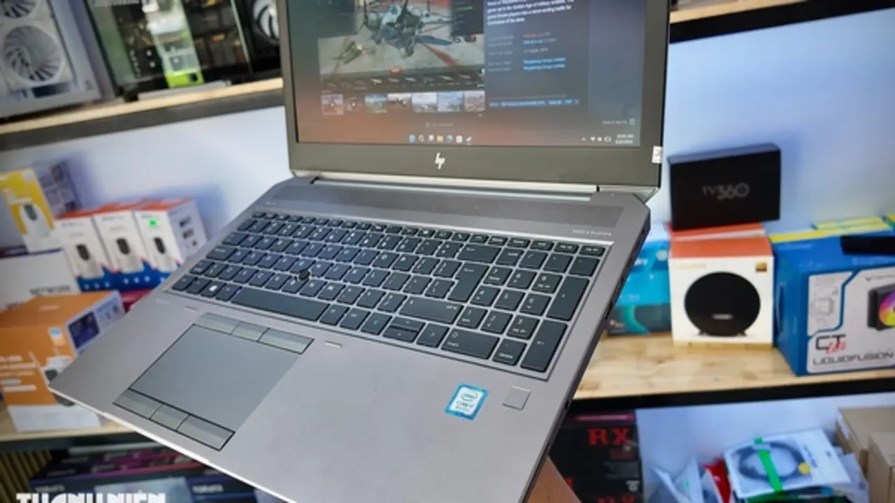 Vì sao một số laptop lại có bàn di chuột nằm lệch về bên trái?