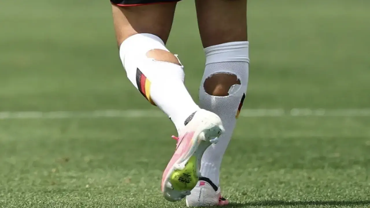 Vì sao nhiều cầu thủ mang tất rách ra sân?