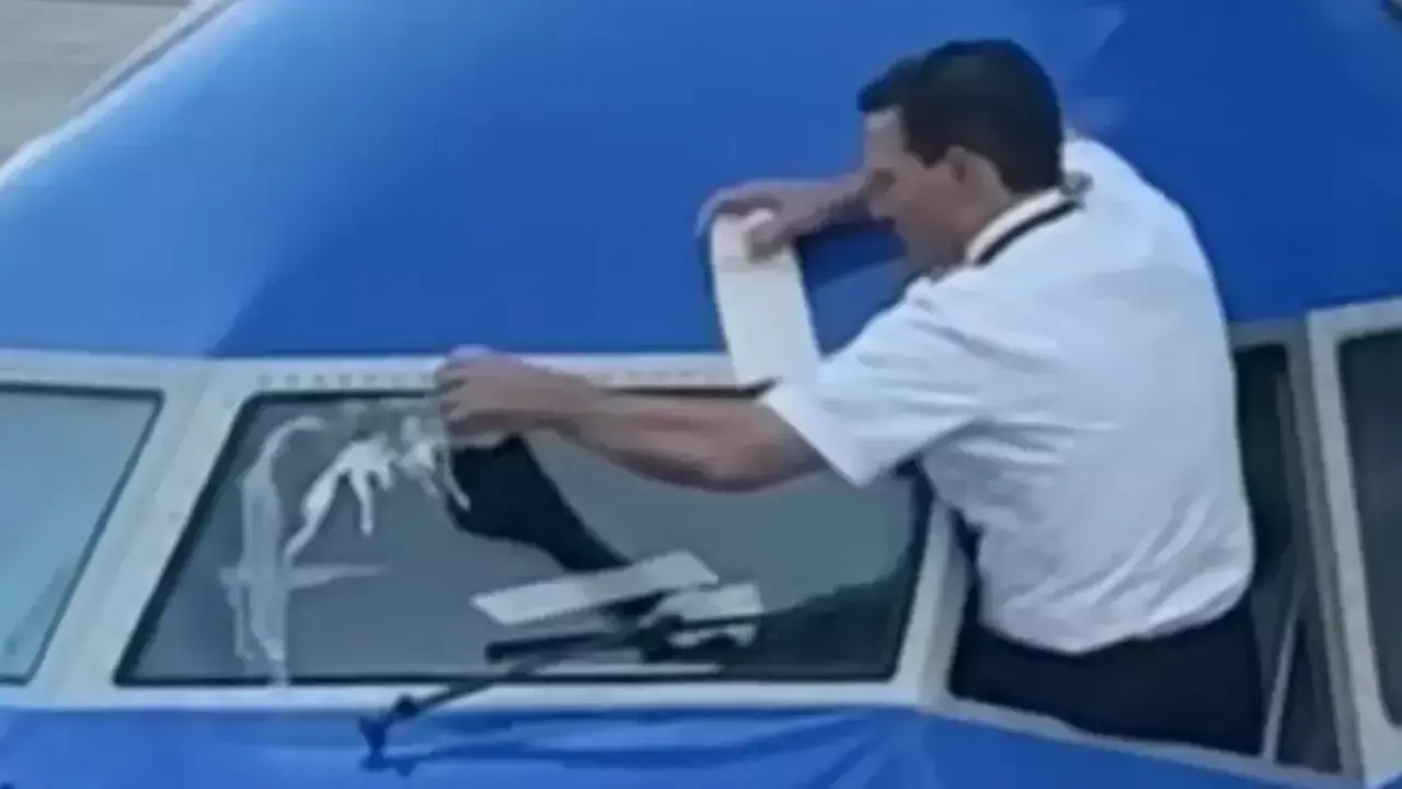 Vì sao phi công làm sạch kính máy bay bằng soda?