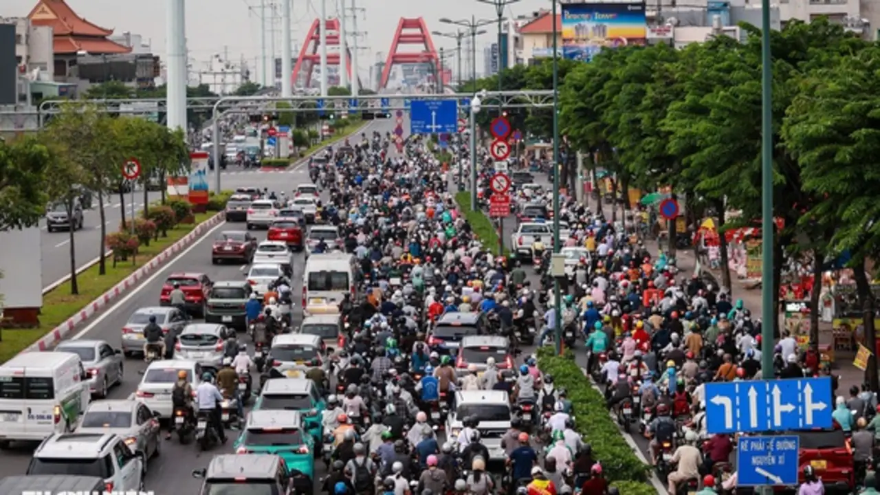 Vì sao TP.HCM tính mở thêm làn cho xe máy trên đường Phạm Văn Đồng?