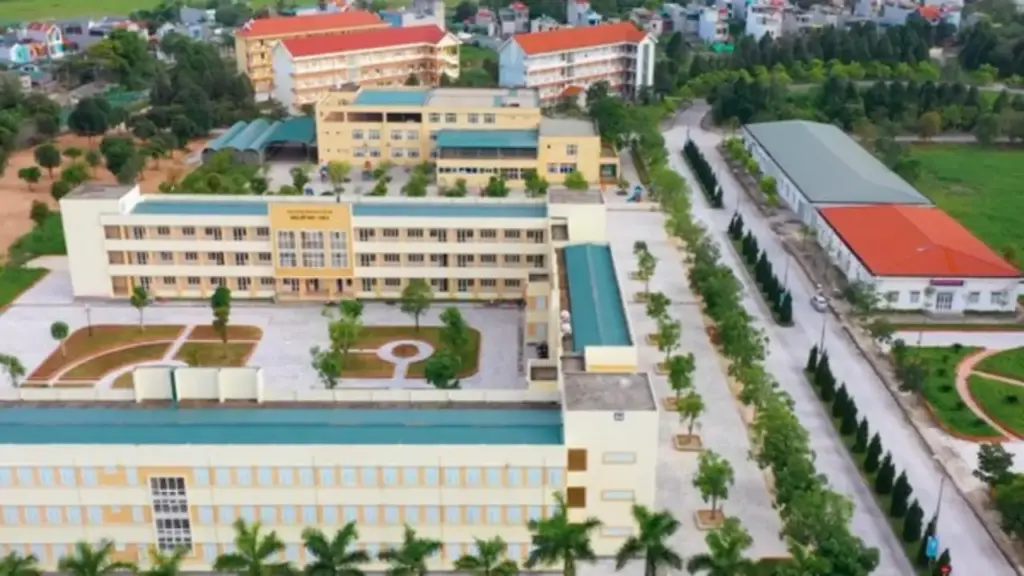 Vì sao trường công lập Hồng Đức vẫn thu học phí?