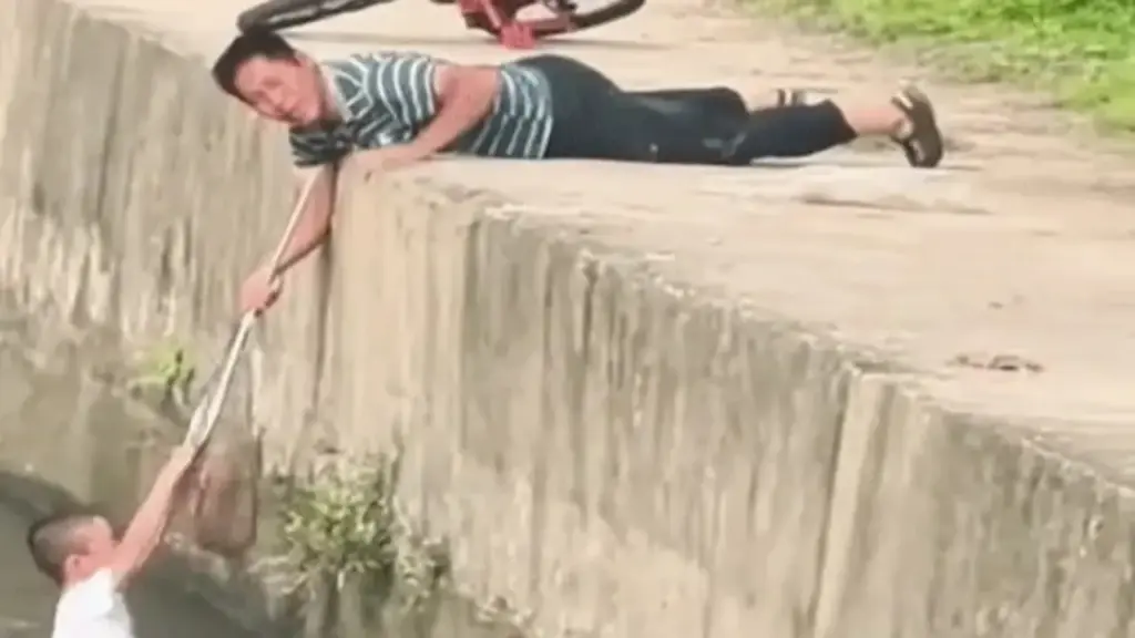 Video cậu bé đạp xe rơi xuống nước được cứu trong tích tắc gây sốt mạng