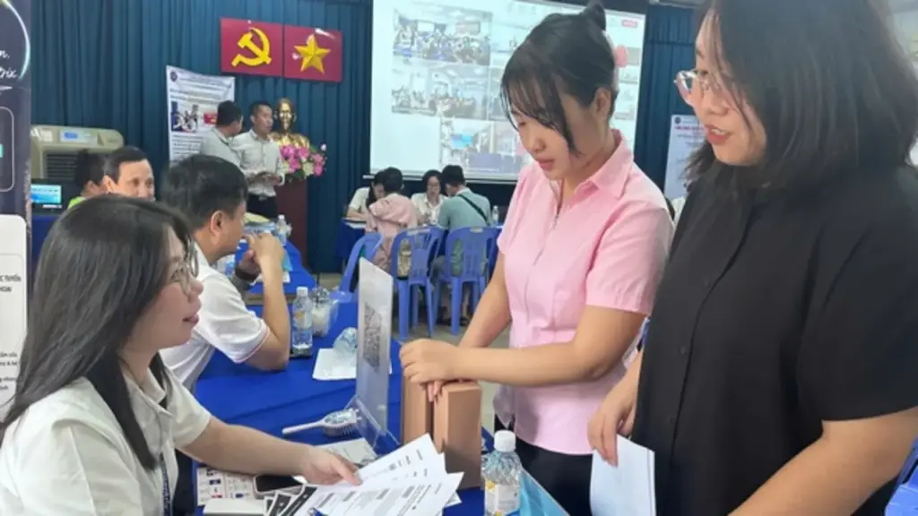 Việc làm lương hơn 20 triệu đồng tuyển gấp, có nơi cần 200 người mỗi tháng