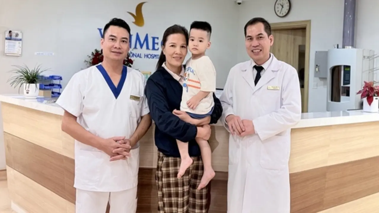 Vinmec Hạ Long cứu bé trai 2 tuổi khỏi nguy cơ biến chứng do bệnh lý ống phúc tinh mạc