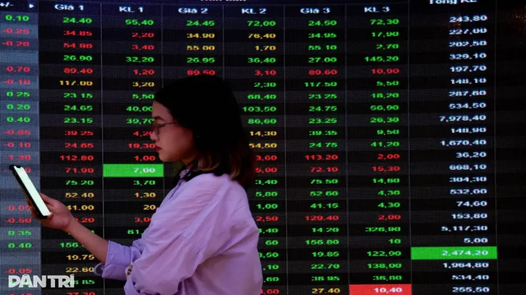 VN-Index tăng hơn 12 điểm, cổ phiếu "họ" Vingroup và Sacombank dẫn dắt