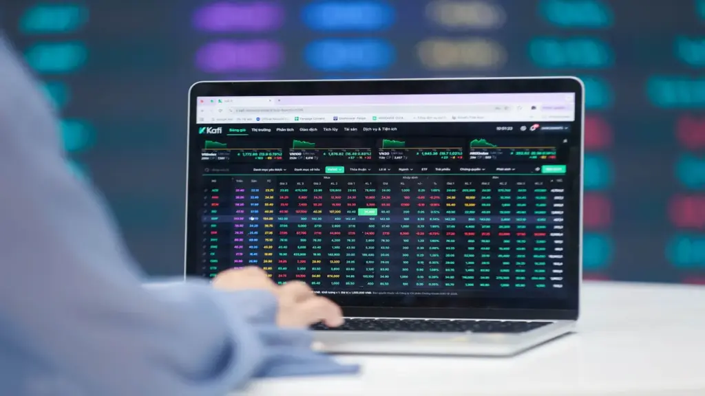 VN-Index tiến gần đỉnh lịch sử