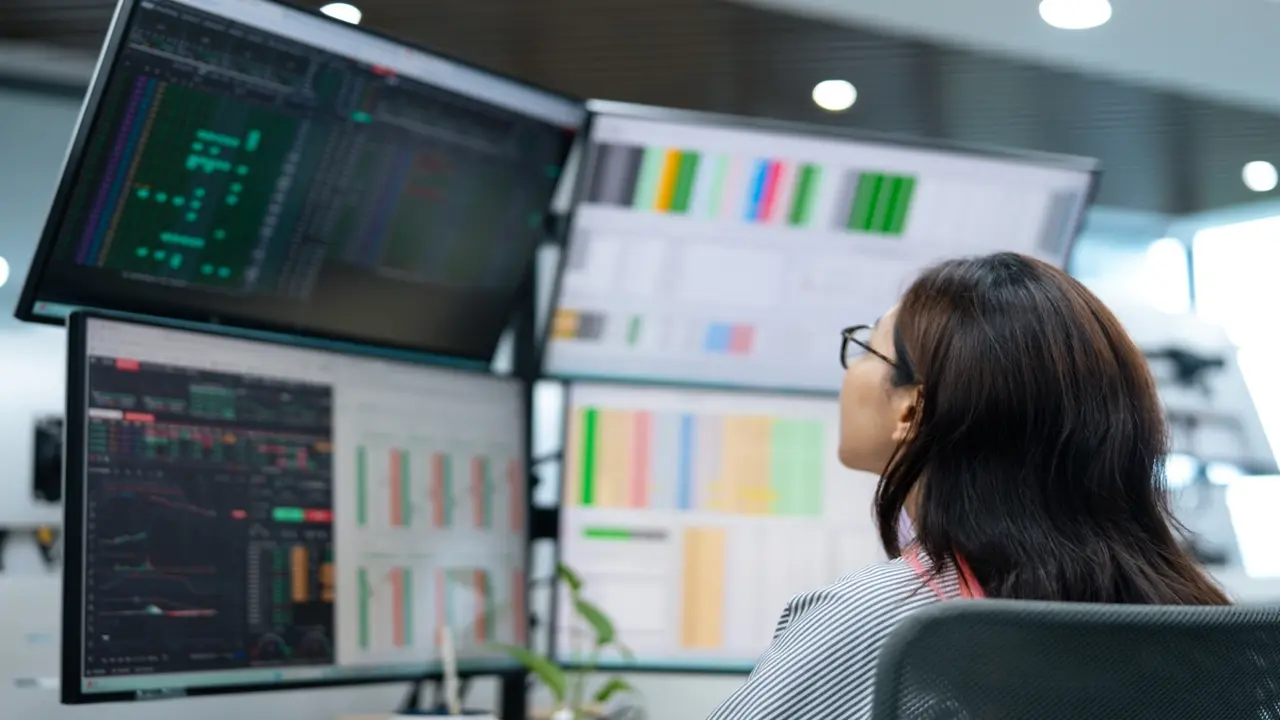 VN-Index xanh trở lại, PLX tăng trần dù Petrolimex dự kiến bán sạch cổ phiếu quỹ