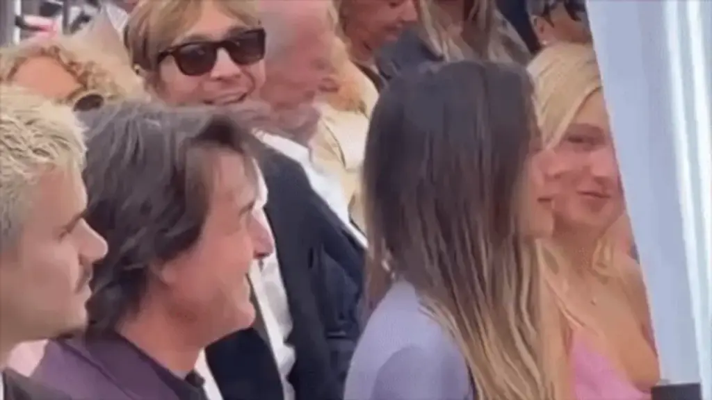 Vợ Beckham gây tranh cãi vì để Tom Cruise hôn tay