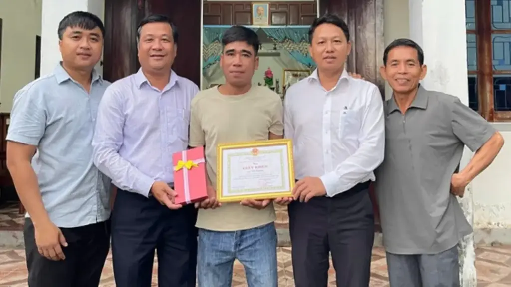 Vợ chồng nhặt được 7 chỉ vàng 9999 trả lại người đánh rơi được khen thưởng