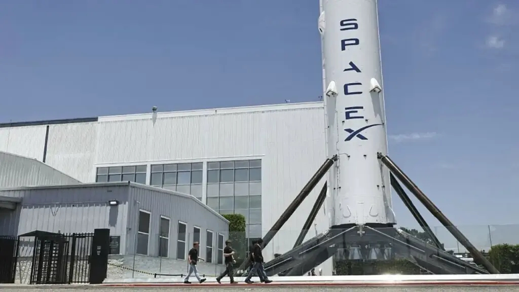 Vốn hóa SpaceX vượt Amazon