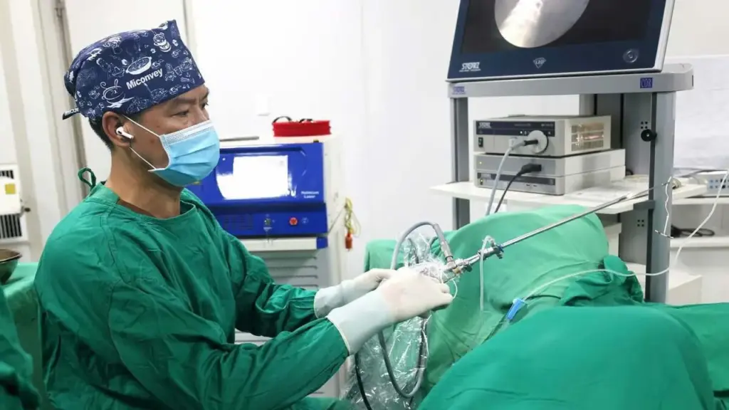 Vòng tránh thai đi 'lạc' bám đầy sỏi