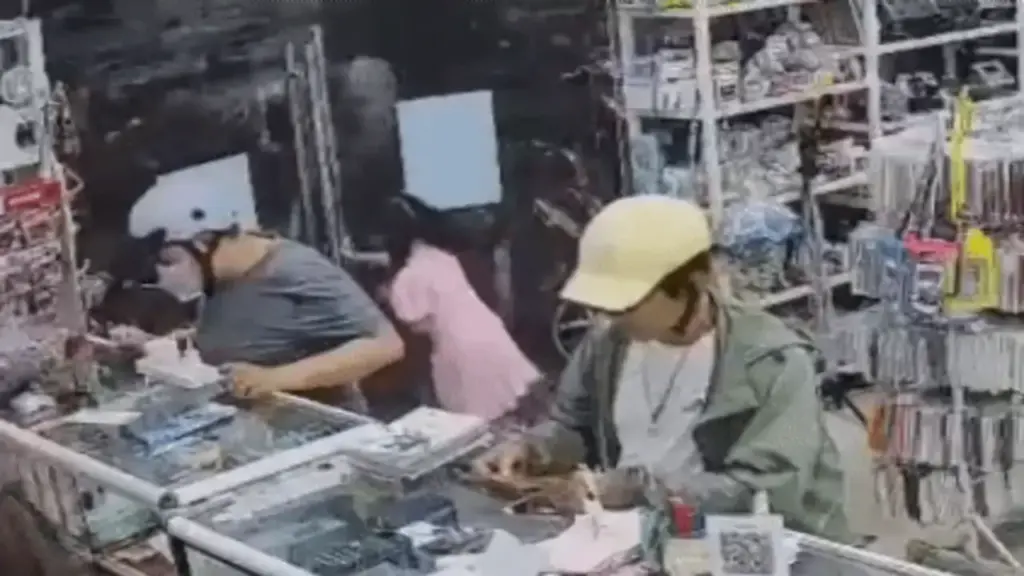 Vụ xô cửa kính làm con ngã rồi đấm người mẹ: Thanh niên 18 tuổi xin lỗi