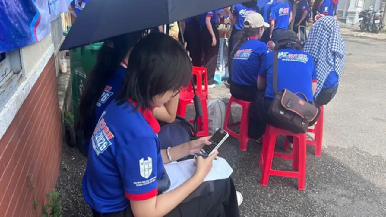 Vừa tiếp sức mùa thi cho thí sinh, vừa chạy đua với kỳ thi của mình