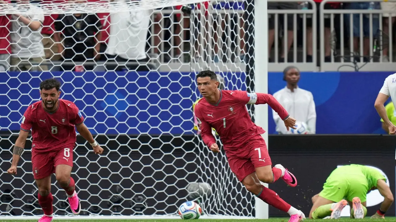 Vượt mặt Messi, Ronaldo lập kỷ lục tại World Cup