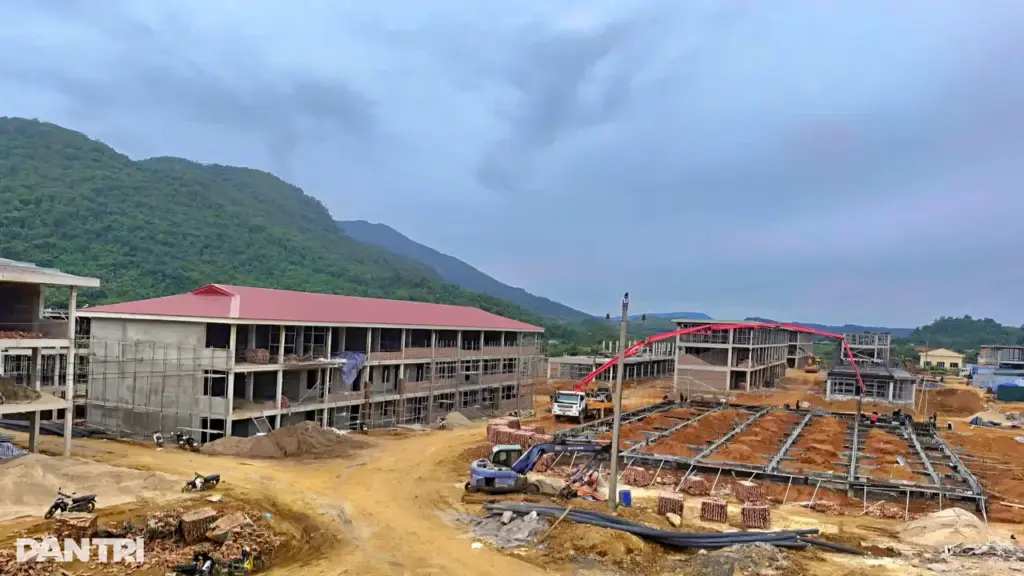 Vượt mưa nắng thực hiện "chủ trương lớn" nơi vùng biên giới