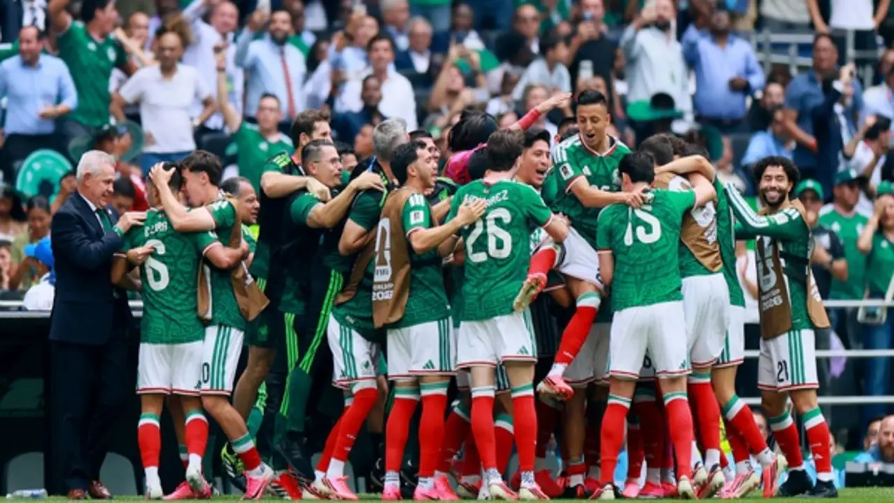 World Cup 2026: HLV Mexico thừa nhận điều bất ngờ sau trận khai mạc thắng Nam Phi có 3 thẻ đỏ