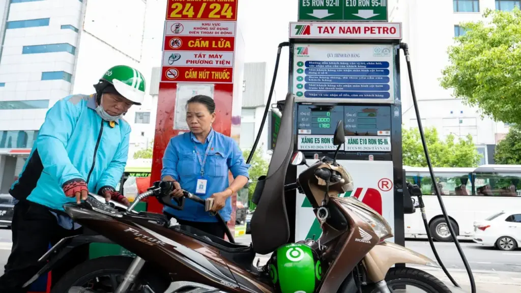 Xăng E5 bỗng dưng... đắt hàng, nhiều chủ xe đời cũ 'săn lùng'