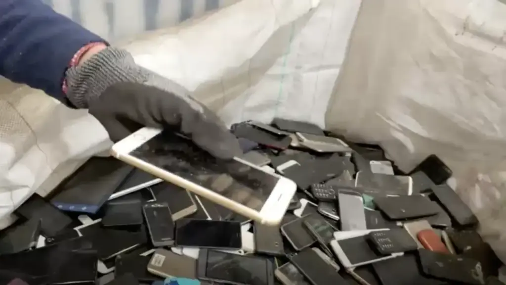 Xây trung tâm dữ liệu từ 2.000 điện thoại cũ, giảm 50% phát thải carbon